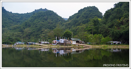 Camino a la Pagoda del Perfume en barca por el río Yen Vi