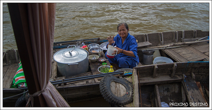 Vendedora de comida y refrescos en el mercado flotante de Cai Rang