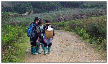 La de la izquierda nuestra guía Susu, de la etnia Hmong negro.