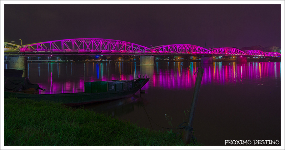 Puente iluminado de Trang Tien