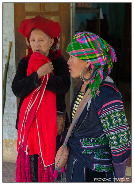 Nuestra guía Susu a la derecha. A la izquierda una mujer de la etnia Hmong rojo