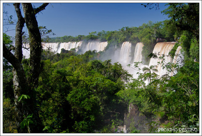 Vista panorámica de las Cataratas del Iguazú desde el lado argentino